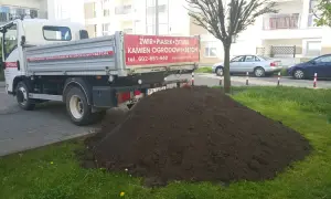 Ile kosztuje wywrotka ziemi pod trawnik? Sprawdź ceny i porady
