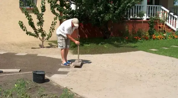 Jak wyrównać teren pod trawnik? Poradnik krok po kroku