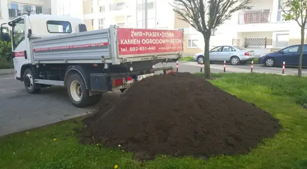 Ile kosztuje wywrotka ziemi pod trawnik? Sprawdź ceny i porady