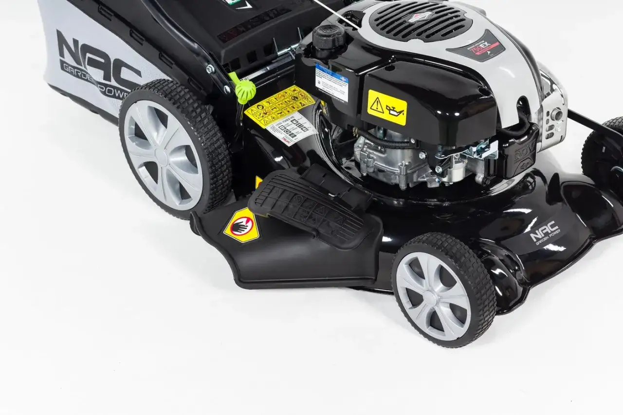 Kosiarka NAC z silnikiem Briggs & Stratton. Zwróć uwagę na żółtą naklejkę z symbolem olejarki – informuje, ile oleju do benzyny do kosiarki należy wlać.