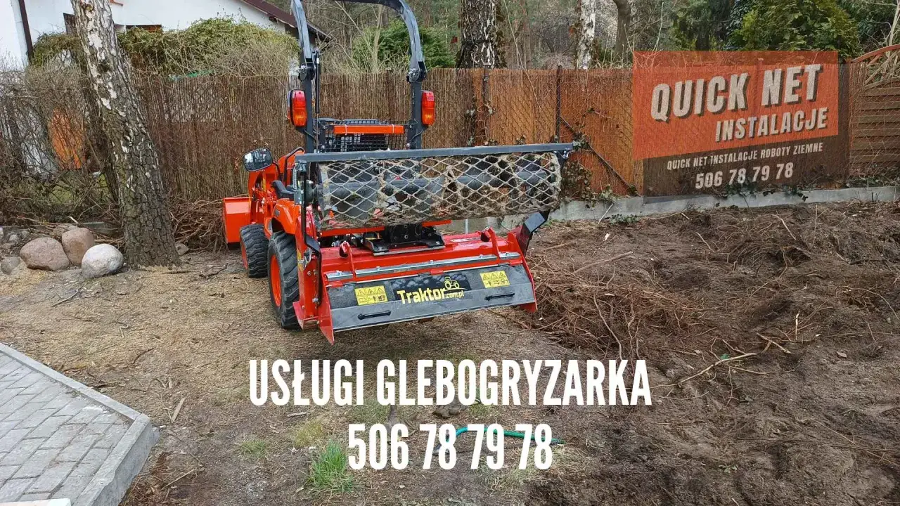 Pomarańczowa glebogryzarka gotowa do pracy. Dowiedz się, ile kosztuje godzina pracy glebogryzarki i zadzwoń po profesjonalne usługi.