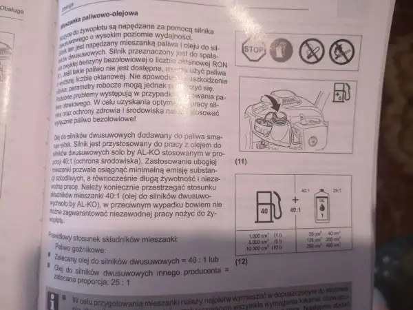 Instrukcja podaje, ile oleju do benzyny do kosiarki należy użyć: 40:1 dla oleju AL-KO, 25:1 dla innych.
